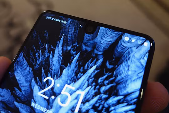 Essential Phone là mẫu điện thoại được mong đợi không kém gì iPhone 8 và Galaxy S8