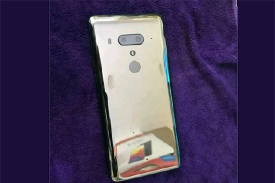 HTC U12+ có mặt lưng bóng bẩy như mặt kính tráng gương (ảnh: Phone Arena)
