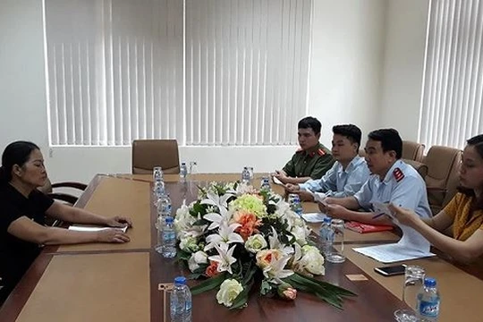 Cơ quan chức năng Hải Phòng triệu tập nữ chủ quán hải sản "chặt chém" du khách (ảnh: báo Pháp luật Việt Nam)