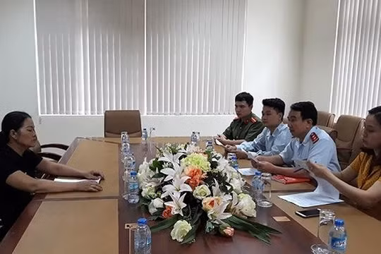 Cơ quan chức năng Hải Phòng triệu tập nữ chủ quán hải sản "chặt chém" du khách (ảnh: báo Pháp luật Việt Nam)