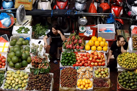 Các tiểu thương ở chợ truyền thống (ảnh: Reuters)