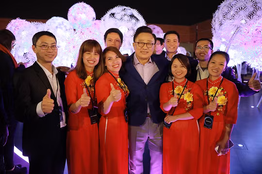 8 nhân viên Samsung Việt Nam chụp ảnh chung với chủ tịch D.J.Koh (ảnh Samsung cung cấp)