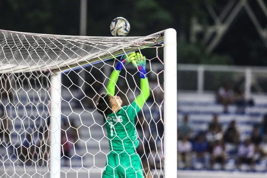 Bùi Tiến Dũng bắt bóng không dính trong trận gặp U22 Indonesia (ảnh PLO)