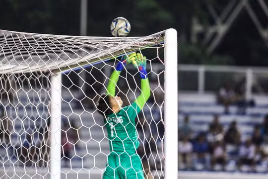 Bùi Tiến Dũng bắt bóng không dính trong trận gặp U22 Indonesia (ảnh PLO)