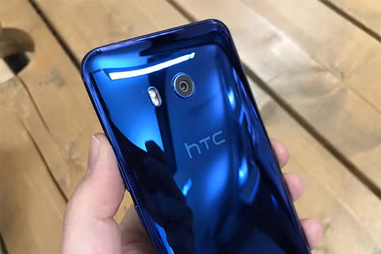 U11 là smartphone cao cấp nhất của HTC (ảnh: Daily Express)