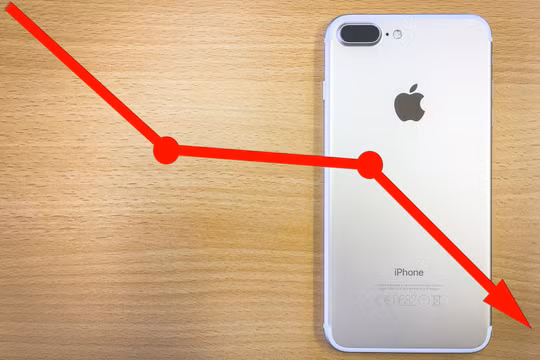 Apple cố tính làm chậm iPhone để thu hẹp vòng đời sản phẩm?