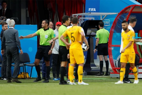 Trọng tài dừng trận đấu giữa Pháp và Australia để xem lại tình huống nhạy cảm và sau đó quyết định cho Pháp được hưởng quả penalty (ảnh: Telegraph)