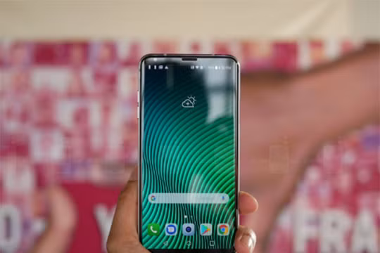 LG V30 (ảnh Phone Arena)