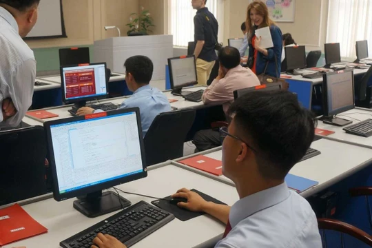 Học sinh Triều Tiên học máy tính tại Đại học Kim Il Sung (ảnh: Flirk)