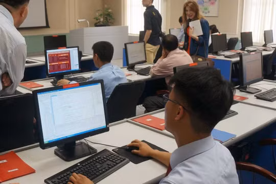 Học sinh Triều Tiên học máy tính tại Đại học Kim Il Sung (ảnh: Flirk)