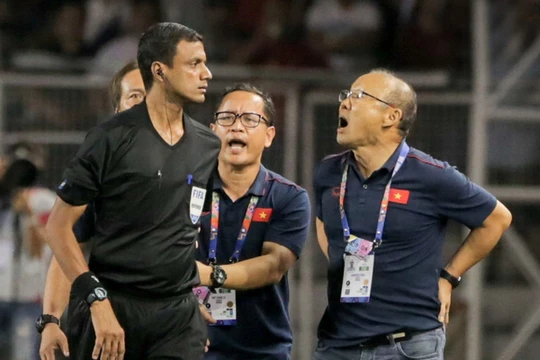 HLV Park Hang-seo nổi nóng với trợ lý trọng tài (ảnh: Hiếu Lương/Sport5)