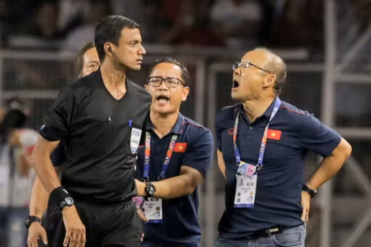 HLV Park Hang-seo nổi nóng với trợ lý trọng tài (ảnh: Hiếu Lương/Sport5)