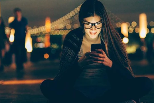 Tác hại của điện thoại đối với con người liệu có lớn hơn những lợi ích mà nó mang lại (ảnh PCMag)