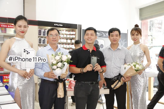 Những khách hàng đầu tiên sở hữu iPhone 11 chính hãng 