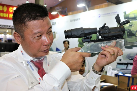 Hệ thống kính ngắm hiện đại Aimpoint do Thụy Điển sản xuất. Xạ thủ ngắm không cần nheo mắt