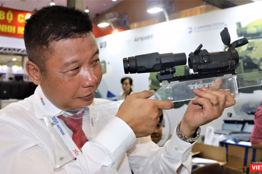 Hệ thống kính ngắm hiện đại Aimpoint do Thụy Điển sản xuất. Xạ thủ ngắm không cần nheo mắt