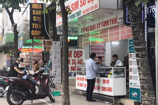 Một cửa hàng bán SIM - thẻ điện thoại. Sau gần 2 năm khi Nghị định số 49/2017/NĐ-CP có hiệu lực, đến nay hoạt động kinh doanh, buôn bán SIM rác vẫn diễn ra. 