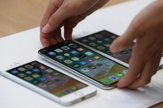 iPhone X và iPhone 8 Plus đang có sức tiêu thụ tốt (ảnh: The Sun)