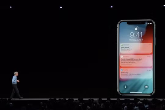 Craig Federighi, Phó Chủ tịch Apple trình bày về tính năng nhóm thông báo trên iOS (ảnh: Business Insider) 