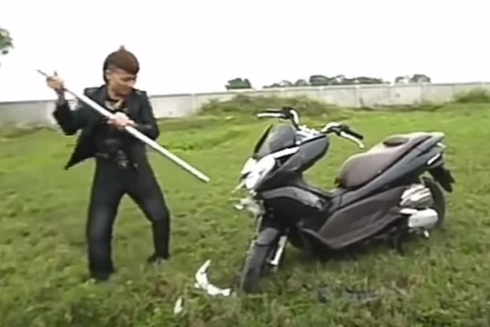 Ngô Bá Khá (Khá Bảnh) nổi tiếng trên mạng xã hội từ những video nội dung lệch lạc (ảnh cắt từ clip YouTube)