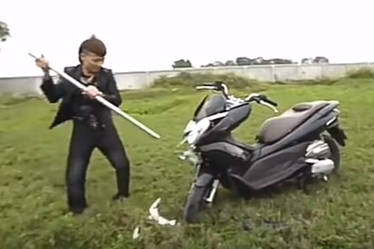 Ngô Bá Khá (Khá Bảnh) nổi tiếng trên mạng xã hội từ những video nội dung lệch lạc (ảnh cắt từ clip YouTube)