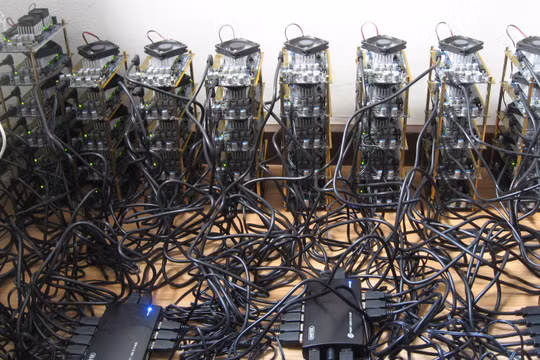 Việt Nam đã nhập về hơn 15 nghìn máy đào tiền ảo từ năm 2017 đến nay (ảnh minh họa: Gizmodo)