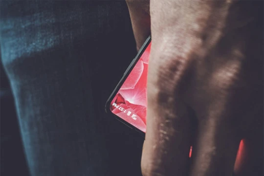 Andy Rubin đang phát triển một mẫu điện thoại cạnh tranh với iPhone