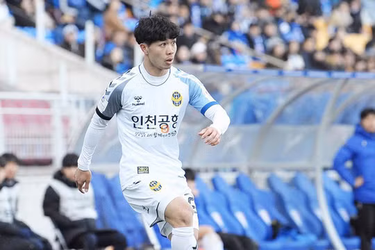 Công Phượng bị "đói bóng" trong trận đấu với Jeonbuk FC