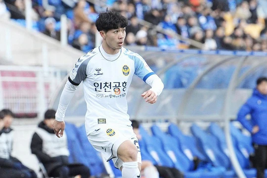 Công Phượng bị "đói bóng" trong trận đấu với Jeonbuk FC