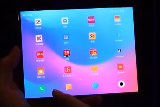 Máy tính bảng gập lại thành điện thoại (ảnh cắt từ clip)