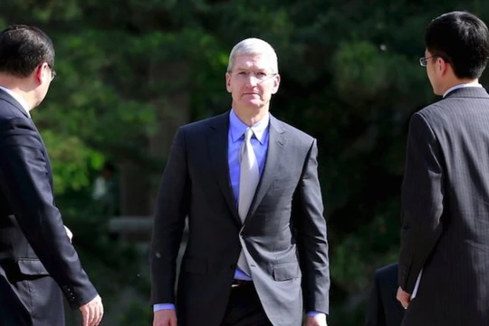 CEO Apple, ông Tim Cook trước cuộc gặp gỡ với Phó Thủ tướng Trung Quốc Lưu Diên Đông (Liu Yandong) tại Bắc Kinh, ngày 12/5/2015 (ảnh: Reuters)