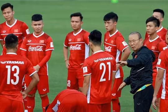 Dù rất muốn cho các học trò được nghỉ ngơi nhưng vị chiến lược gia người Hàn Quốc cũng không có quá nhiều sự lựa chọn (ảnh Fox Sport).