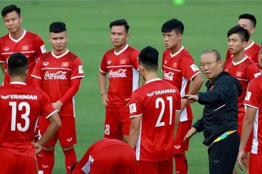 Dù rất muốn cho các học trò được nghỉ ngơi nhưng vị chiến lược gia người Hàn Quốc cũng không có quá nhiều sự lựa chọn (ảnh Fox Sport).