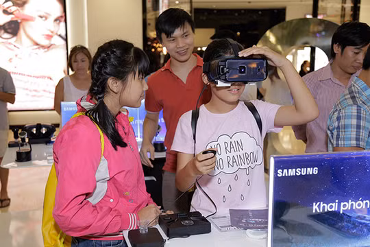 Các bạn trẻ trải nghiệm kính thực tế ảo Gear VR của Samsung