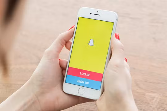 Snapchat là ứng dụng mạng xã hội khá phổ biến ở Anh, Mỹ (ảnh: The Verge)