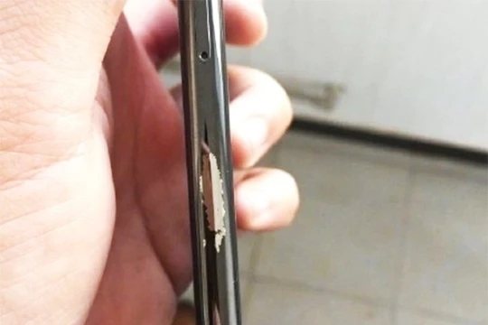 iPhone X bị bong sơn (ảnh: Weibo)