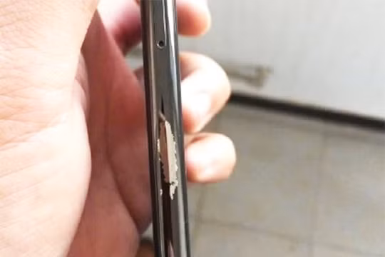 iPhone X bị bong sơn (ảnh: Weibo)