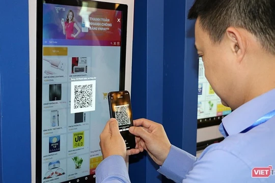 Người dân quen dần với hình thức thanh toán không dùng tiền mặt (ảnh: Đ.K)