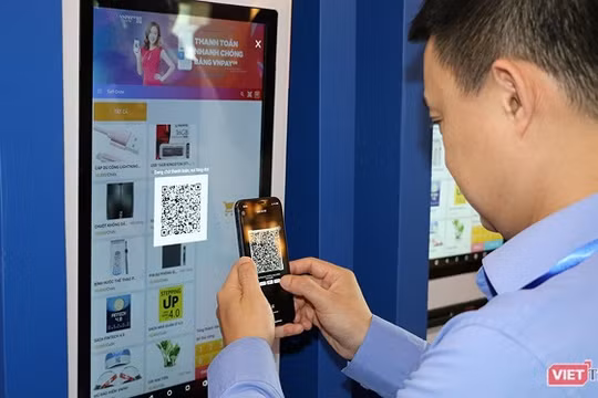 Người dân quen dần với hình thức thanh toán không dùng tiền mặt (ảnh: Đ.K)