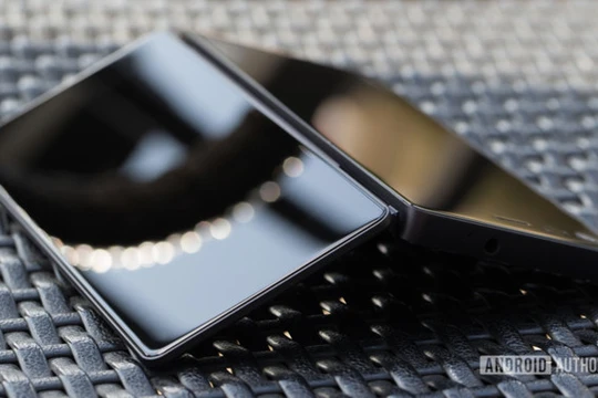 ZTE Axon M (ảnh: Android Authority)