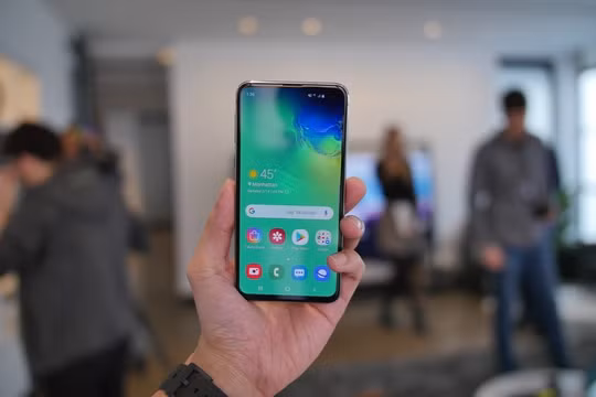 Galaxy S10e là smartphone giá rẻ nhất nếu so với S10 và S10+ (ảnh: Phone Arena) 