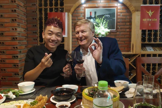 "Bản sao" Tổng thống Mỹ Donald Trump gặp gỡ và trò chuyện với ảo thuật gia Nguyễn Duy Anh