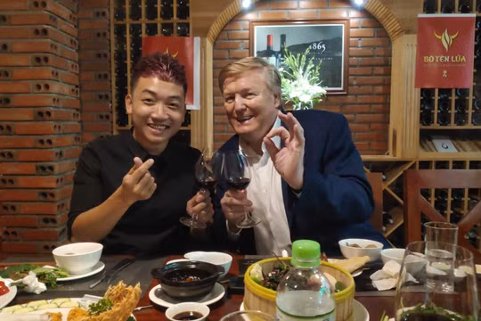 "Bản sao" Tổng thống Mỹ Donald Trump gặp gỡ và trò chuyện với ảo thuật gia Nguyễn Duy Anh