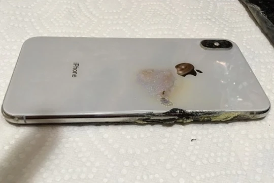 chiếc iPhone XS Max phát nổ và biến dạng (ảnh: Phone Arena)