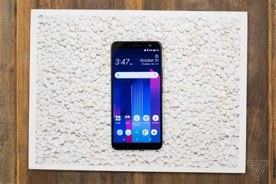 HTC U11+ (ảnh: The Verge)