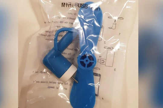 Chiếc quạt USB nằm trong túi quà mà Ban tổ chức phát cho các phóng viên