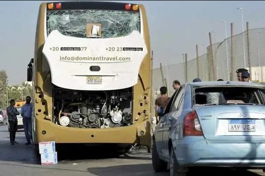Chiếc xe buýt chở du khách và 1 chiếc xe tư nhân chịu ảnh hưởng từ vụ nổ (Nguồn: AFP)