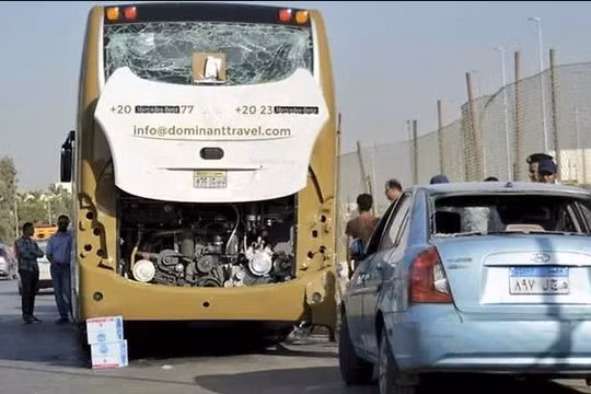 Chiếc xe buýt chở du khách và 1 chiếc xe tư nhân chịu ảnh hưởng từ vụ nổ (Nguồn: AFP)