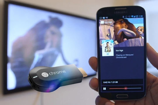 Thiết bị Chromecast cho phép bạn phát trực tiếp nội dung từ điện thoại lên tivi (ảnh: YouTube)