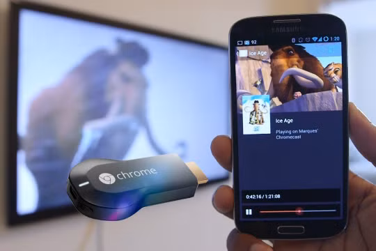 Thiết bị Chromecast cho phép bạn phát trực tiếp nội dung từ điện thoại lên tivi (ảnh: YouTube)